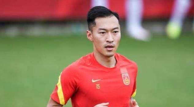一位中年男性，看着坐在最前面不苟言笑的苏若离，上前笑着说道：若离小姐，这次行动在您的指挥下真是太成功了，咱们灭了松本家族满门，自身一个都没死，而且这次马上就要成功撤出去了，只要咱们的飞机一起飞，东京警视厅这辈子都别想找到咱们了。